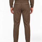 MONZA pants bruin – achterkant, complete set met bijpassende jacket (studio)