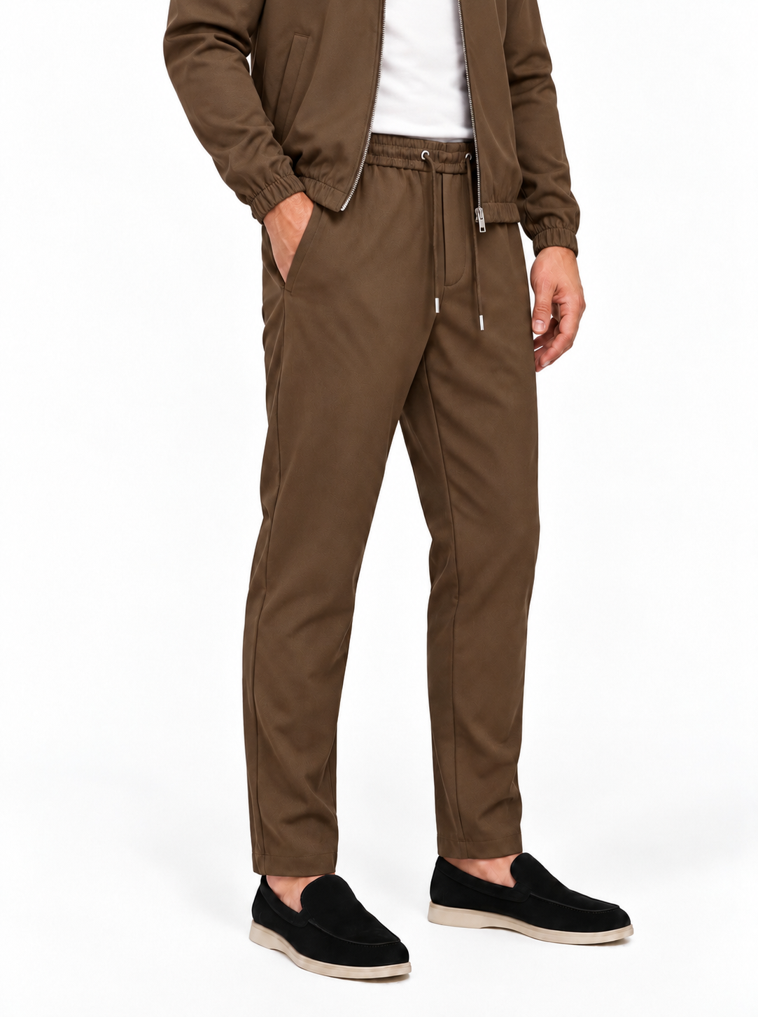 MONZA pants bruin – schuin van voren, complete set met bijpassende jacket (studio)