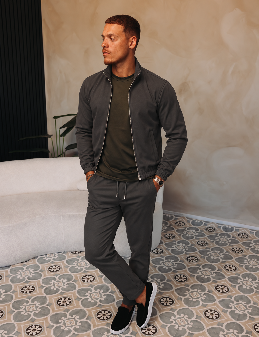 MONZA PANTS | GREY – lifestyle, complete set met bijpassende grijze MONZA jacket