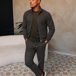 MONZA PANTS | GREY – lifestyle, complete set met bijpassende grijze MONZA jacket