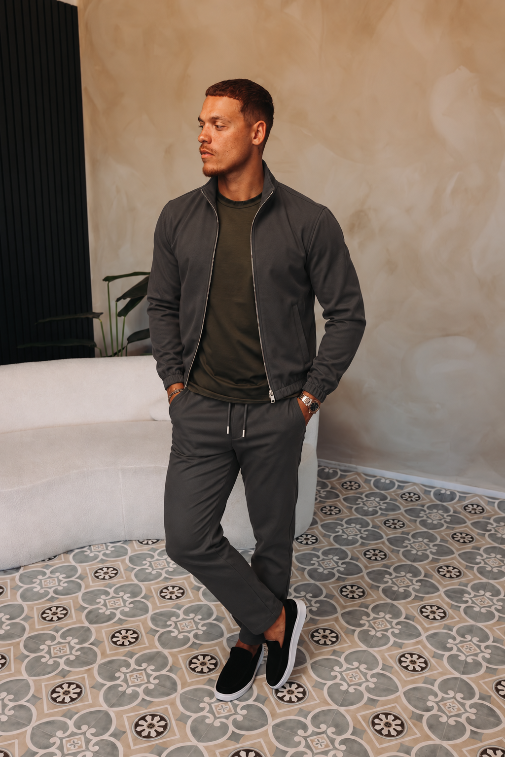 MONZA PANTS | GREY – lifestyle, complete set met bijpassende grijze MONZA jacket