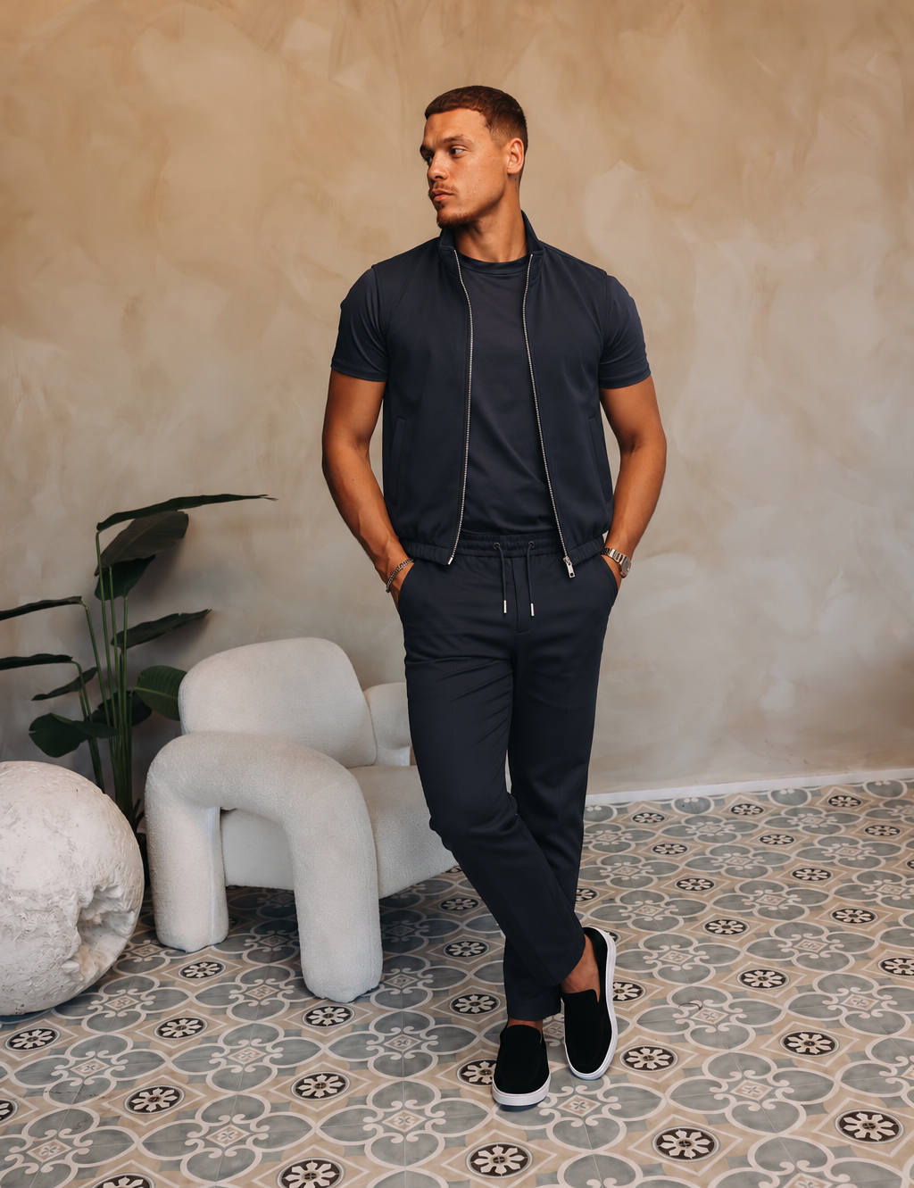 MONZA PANTS | NAVY – lifestyle, complete set met bijpassende marineblauwe MONZA bodywarmer