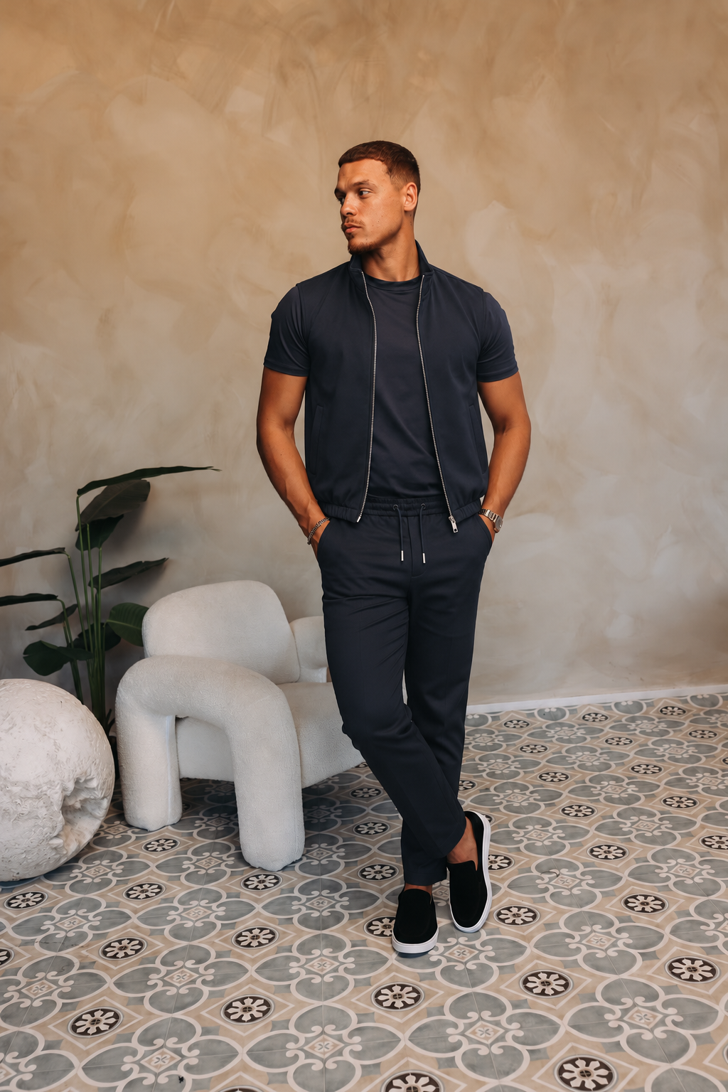 MONZA PANTS | NAVY – lifestyle, complete set met bijpassende marineblauwe MONZA bodywarmer
