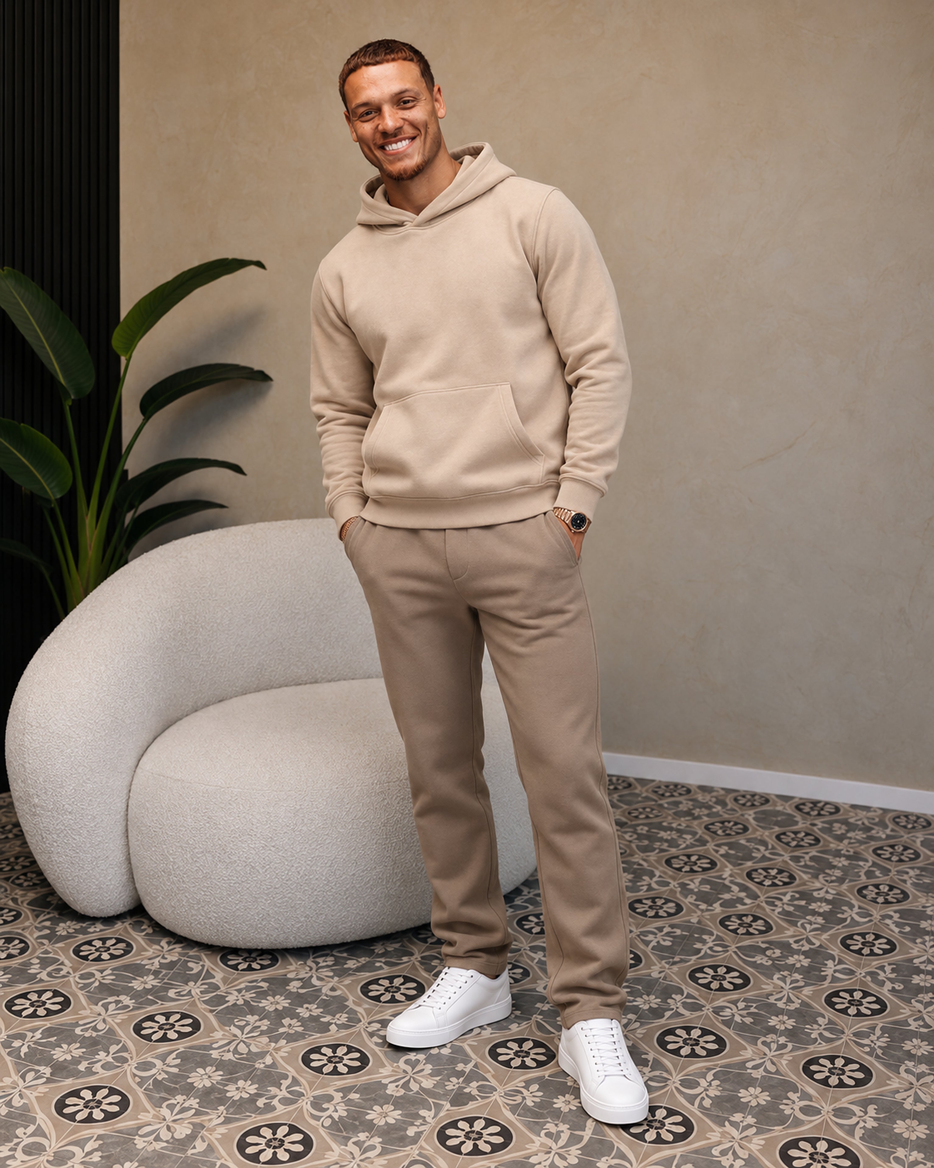 RK Blank Hoodie Brown Regular Fit - gedragen