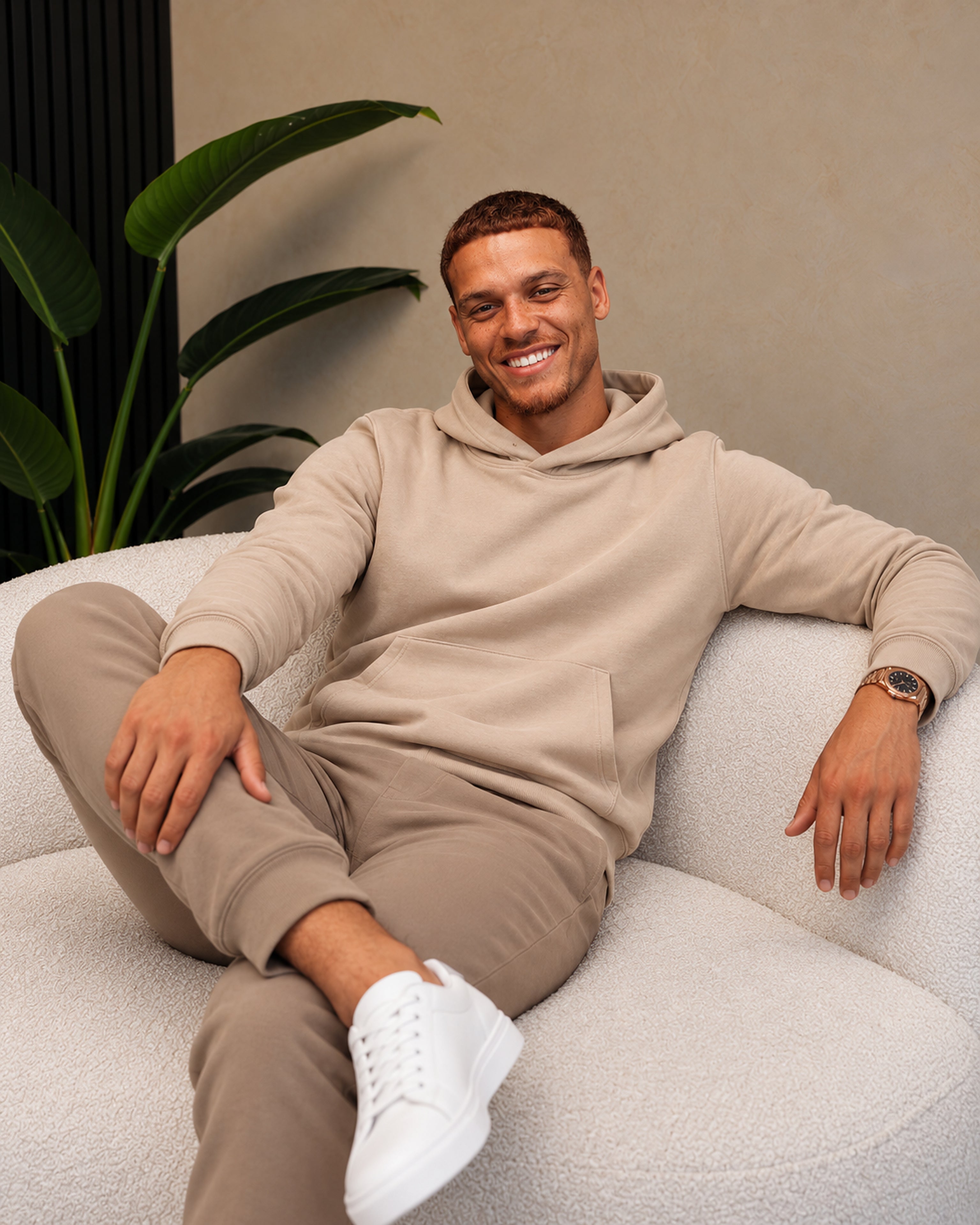 RK Blank Hoodie Brown Regular Fit - gedragen, zittend