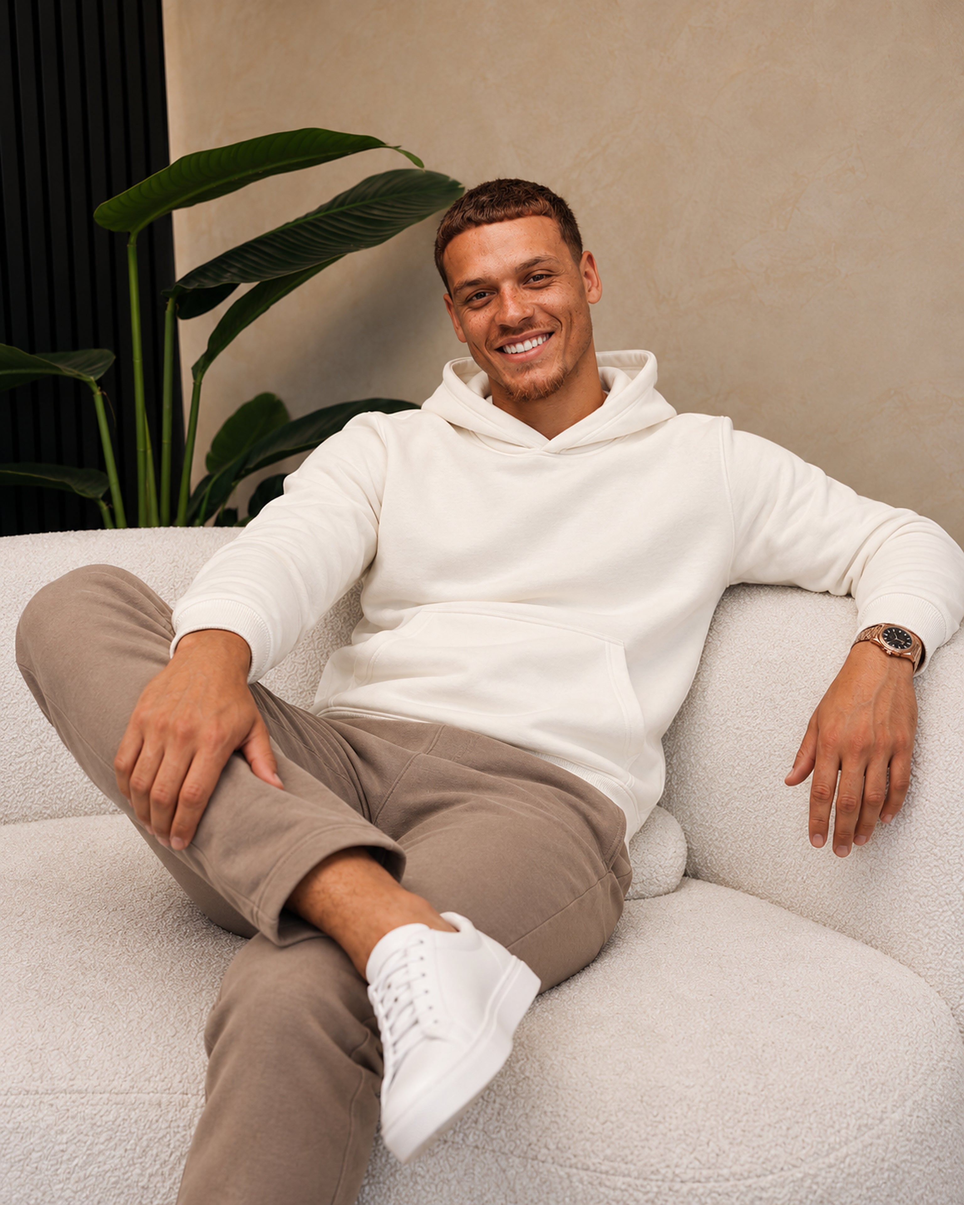 RK Blank Hoodie Creme Regular Fit - gedragen, zittend