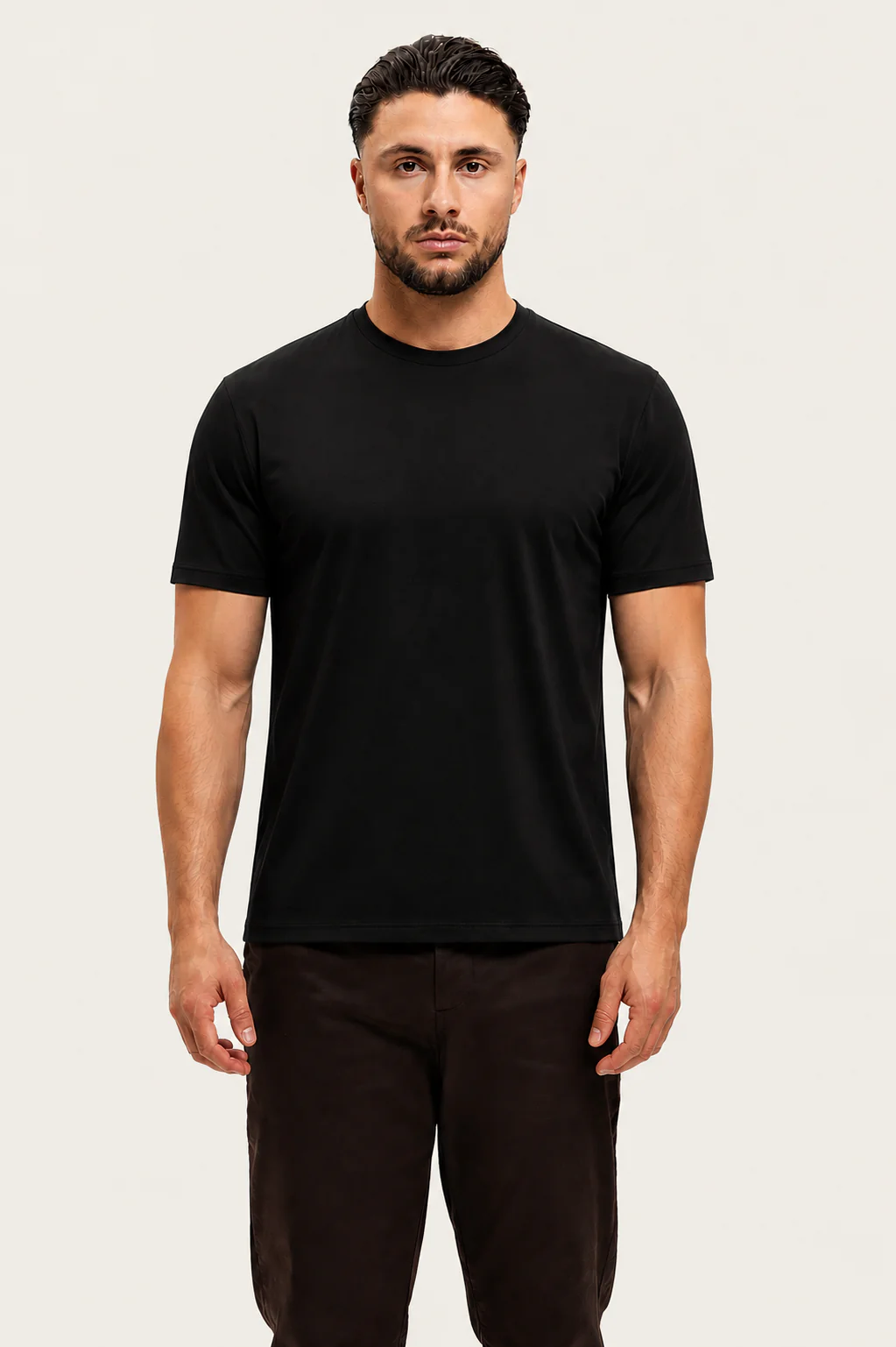 Shiny Essential Shirt Black - model, achtergrond #efece6