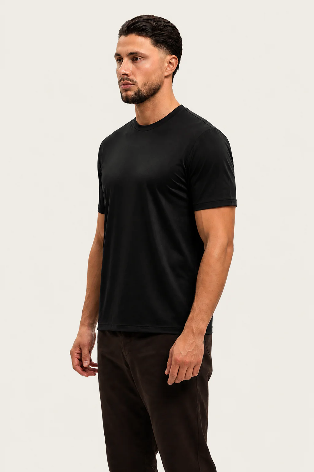 Shiny Essential Shirt Black - model zijaanzicht, achtergrond #efece6