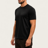 Shiny Essential Shirt Black - model zijaanzicht, achtergrond #efece6