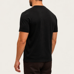 Shiny Essential Shirt Black - model, achtergrond #efece6