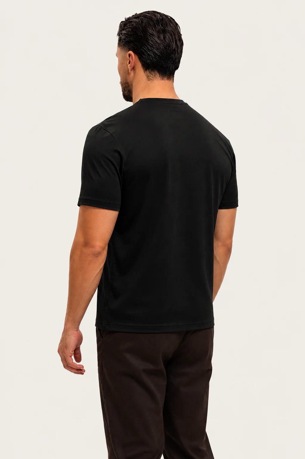 Shiny Essential Shirt Black - model, achtergrond #efece6