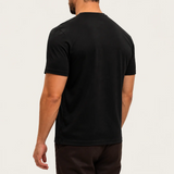 Shiny Essential Shirt Black - model, achtergrond #efece6